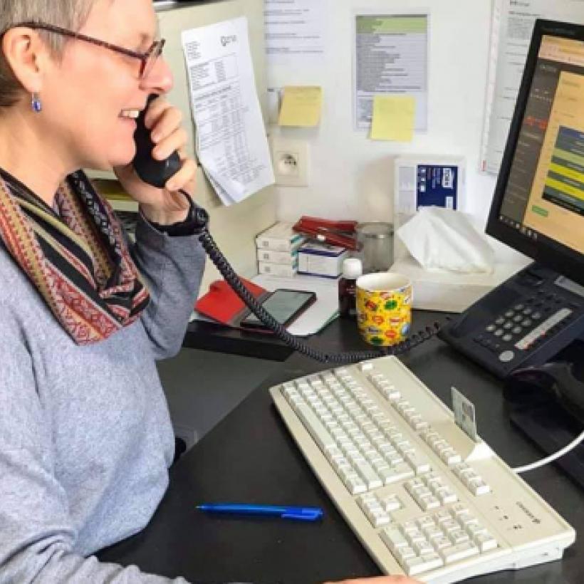 Een epidemie bestrijd je snel en op het terrein, niet met 9 ministers en callcenters