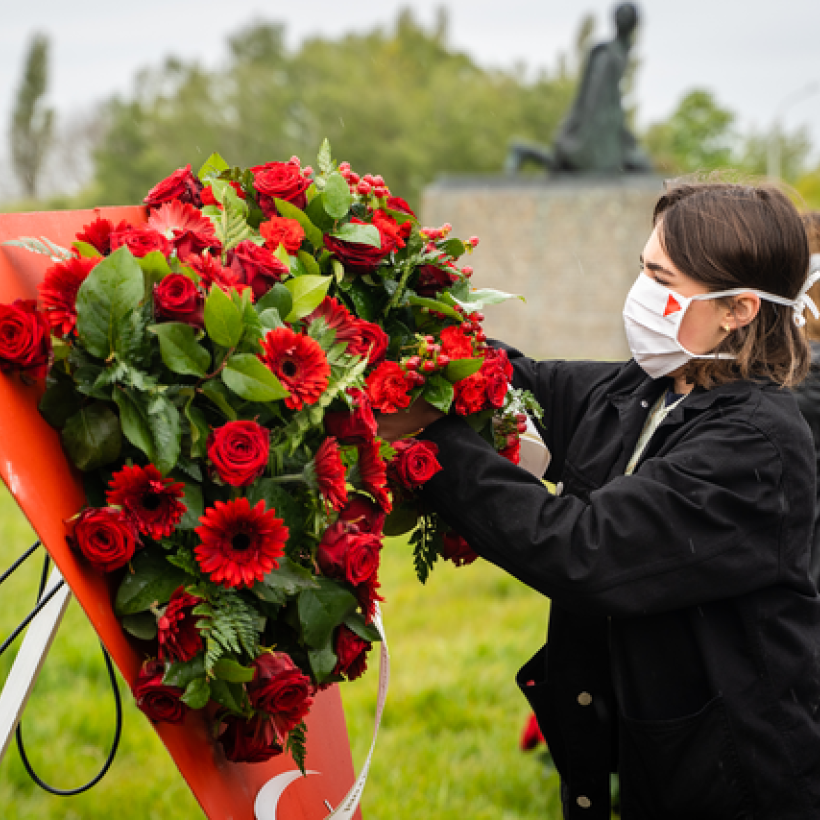Amina Vandenheuvel (RedFox) op 8 mei in Breendonk: “Wij staan op de schouders van reuzen ”