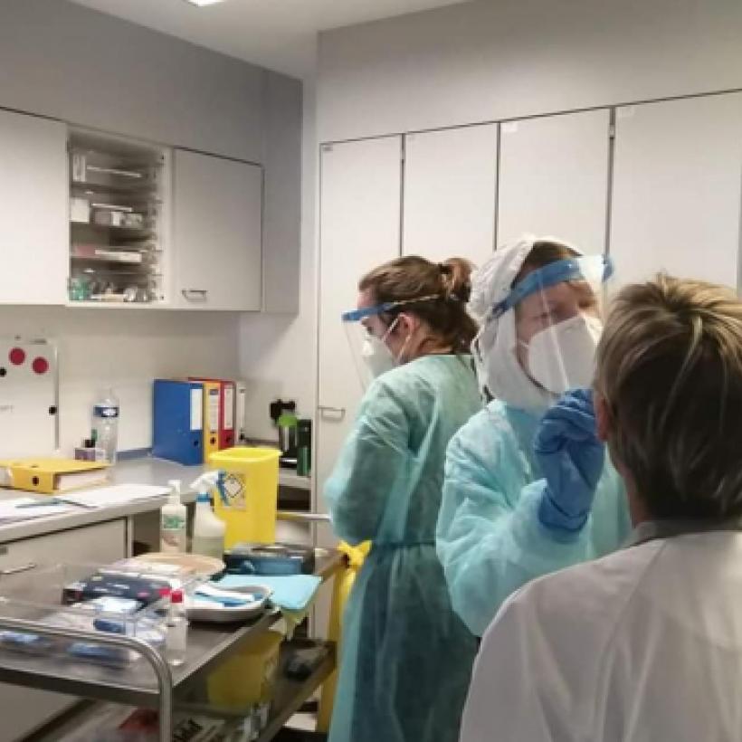 Minstens 18.000 patiënten nodeloos lang in quarantaine: PVDA vindt dat winstgevende labo’s tandje moeten bijsteken