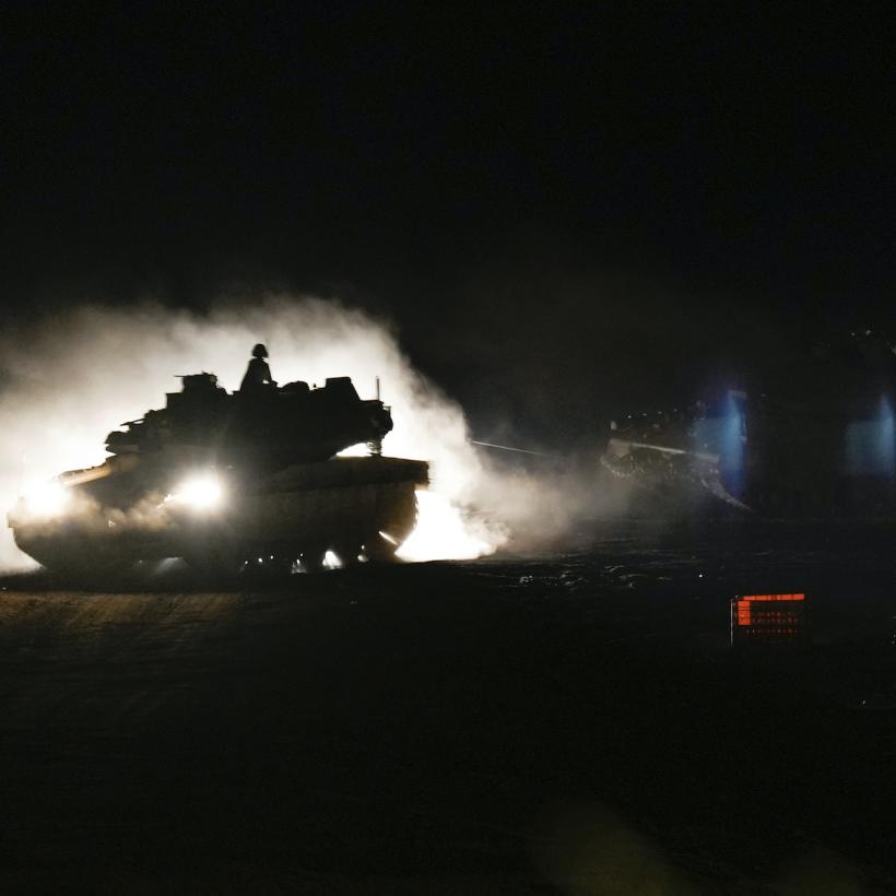 Nachtbeeld van een Israëlische tank in Libanon