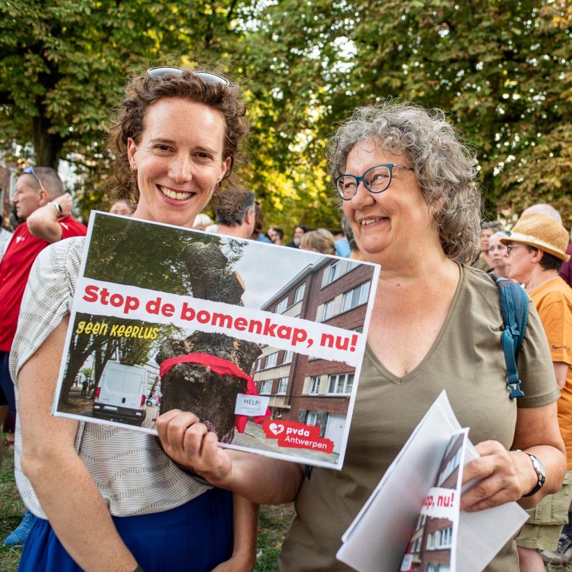Twee vrouwen tijdens het protest tegen de bomenkap in Deurne-Zuid