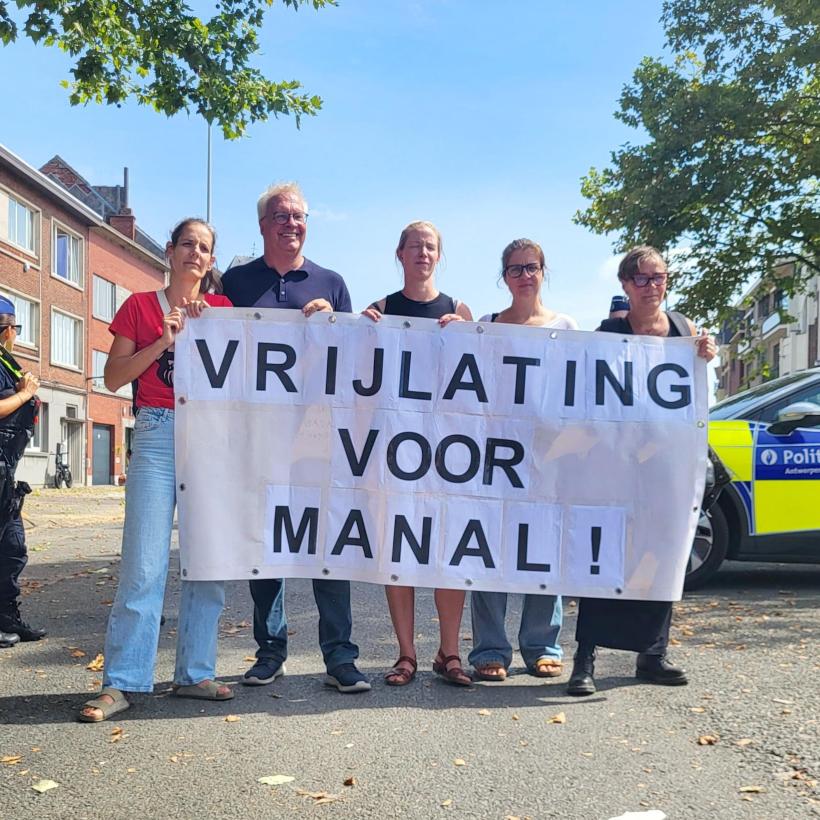 Actievoerders houden een spandoek vast met daarop: “Vrijlating voor Manal”